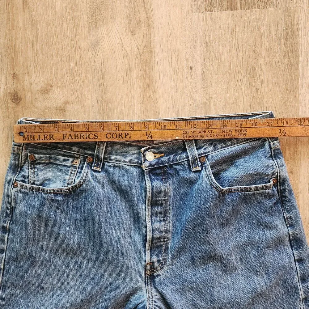 Vintage Levi's 501 Jeans Mens 29x32 Medium Wash Button Fly Denim Y2K